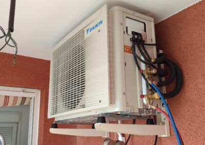Equipo de climatización con soporte y fijación en pared